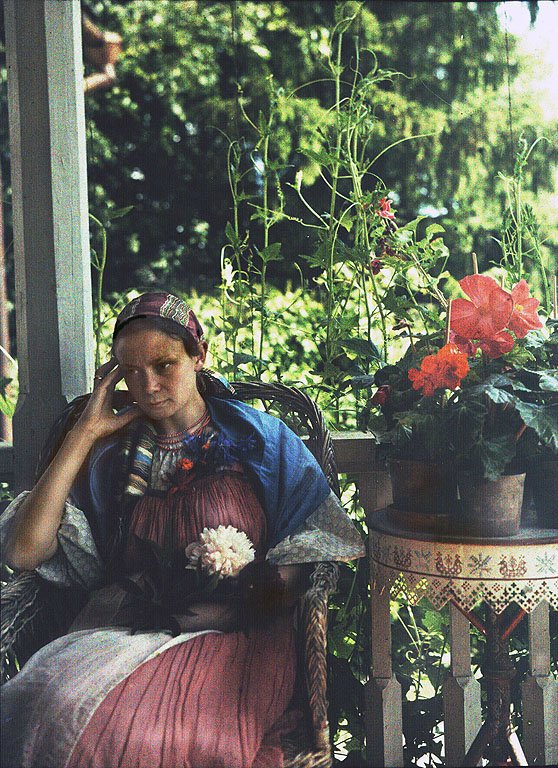 Римская-Корсакова (в замуж. Штейнберг) на отцовской даче в Любенске.jpg