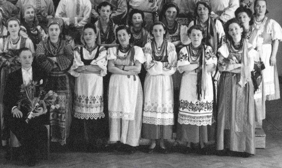 Русский хор. 3-я справа в 1м ряду Гречанинова (видимо, жена Ирина).jpg