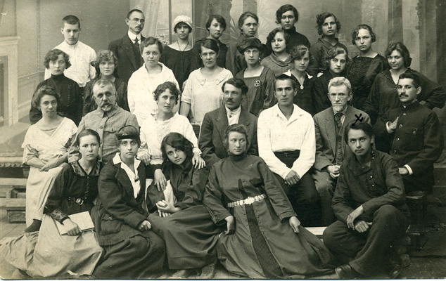 Н.В.Чичерин (2-й справа 2-й ряд), дочь Софья 2-я слева 1-й ряд) среди преподавателей и учеников Козловской муз.школы 1923г..jpg