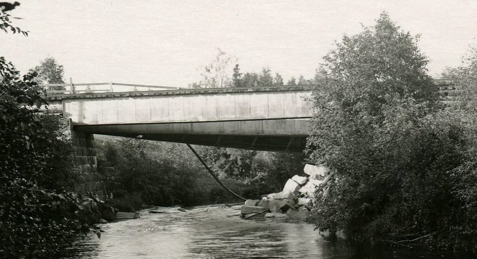 02 Мост 1925 против течения.jpg
