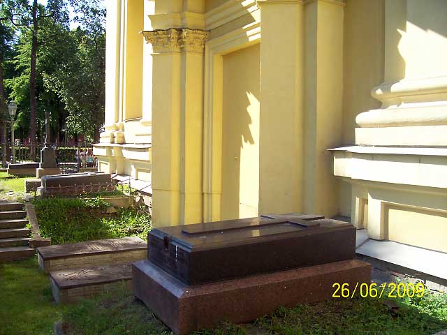 К.В.Комаров могила в Петропавловской кр..jpg