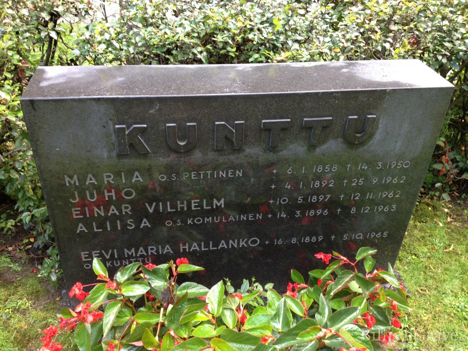 Кунтту Эйнар с матерью, братом и сестрой. могила в Хельсинки.jpg