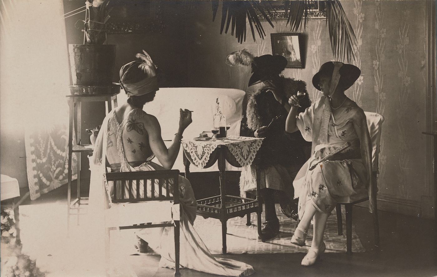 1920 трио (2 барышни и И.Пимия в черном)(ф.Хейккиля).jpg