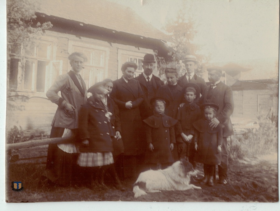9 Эрнст и Владимир Эндеры с семьями в Расватту.jpg