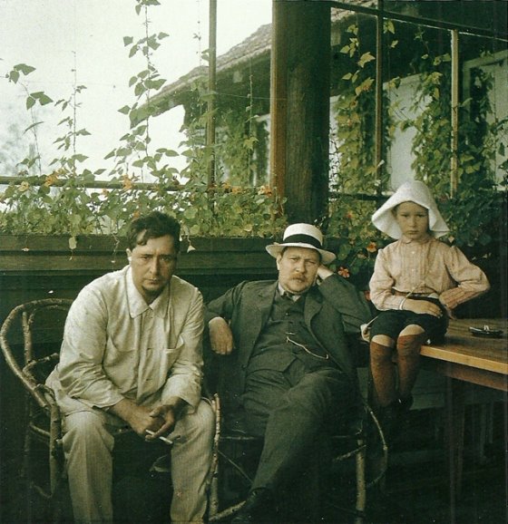 Фотограф с Филиппом Добровым, свояком, и Даниилом, своим младшим сыном от первой жены Александры, начало 1910-х.jpg