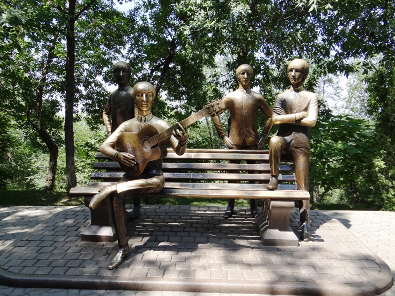 В мае 2007 года группой энтузиастов на горе был установлен первый в СНГ Памятник группе The Beatles.