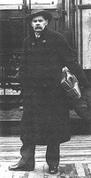 18. Максим Горький, бывший дачник Куоккала, на станции Раяйоки 16.10.1921.