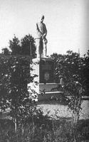 9. Памятник героям в церковном парке.