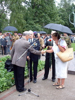 31. Финские ветераны вручают памятный вымпел ветеранам Зеленогорска.