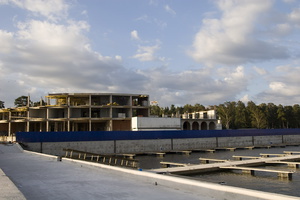 Основное здание яхт-клуба еще достраивается.
